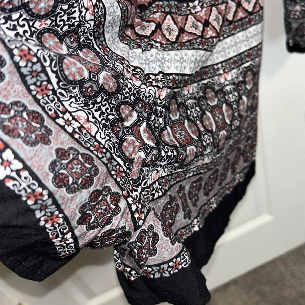 🦋Floral and Black Long Sleeve Juniors Romper 5/25$ - Picture 5 of 10